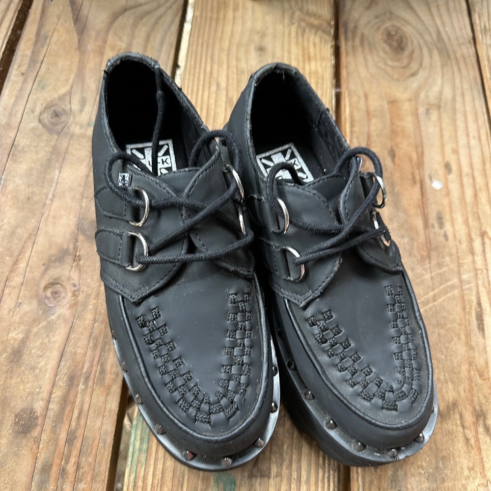 TUK woman’s size 6 shoes